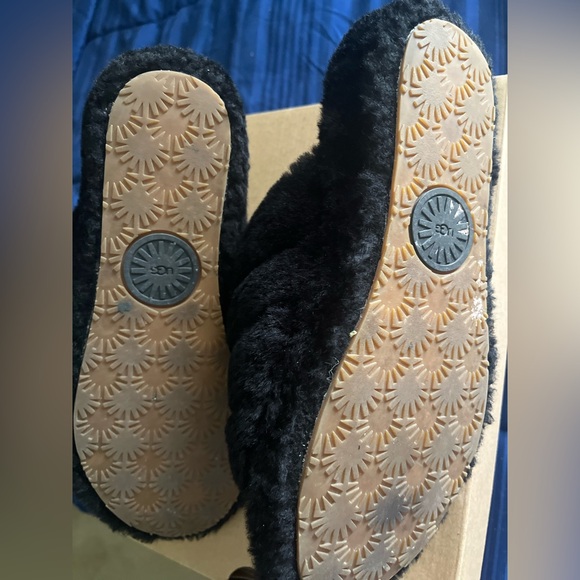 PRE LOVED BLACK UGG FLUFF YEAH SLIDE
BOX KEPT - Picture 5 of 6